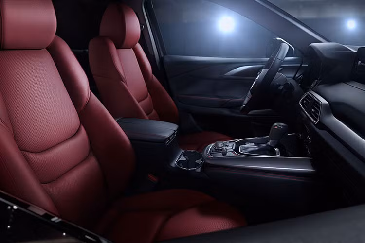 Trước mặt người lái xuất hiện hệ thống thông tin giải trí Mazda Connect với màn hình cảm ứng 9 inch như cũ. Tuy nhiên, màn hình trung tâm của xe giờ đây đã hỗ trợ kết nối không dây với điện thoại thông minh qua cả Apple CarPlay thay vì chỉ Android Auto như trước. 