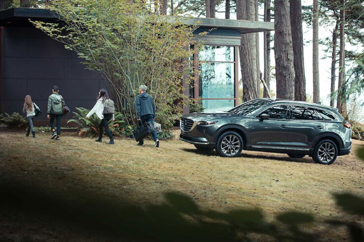 Hệ dẫn động 4 bánh toàn thời gian của xe sẽ đi với tính năng hỗ trợ lực kéo khi off-road. Đây là tính năng mở rộng của hệ thống kiểm soát lực kéo trên xe, có tác dụng hỗ trợ tài xế khi chạy trên địa hình không bằng phẳng. Tương tự phiên bản cũ, Mazda CX-9 2021 tại Malaysia vẫn có hệ thống tự động ngắt máy tạm thời i-Stop và hệ thống kiểm soát gia tốc GVC Plus.