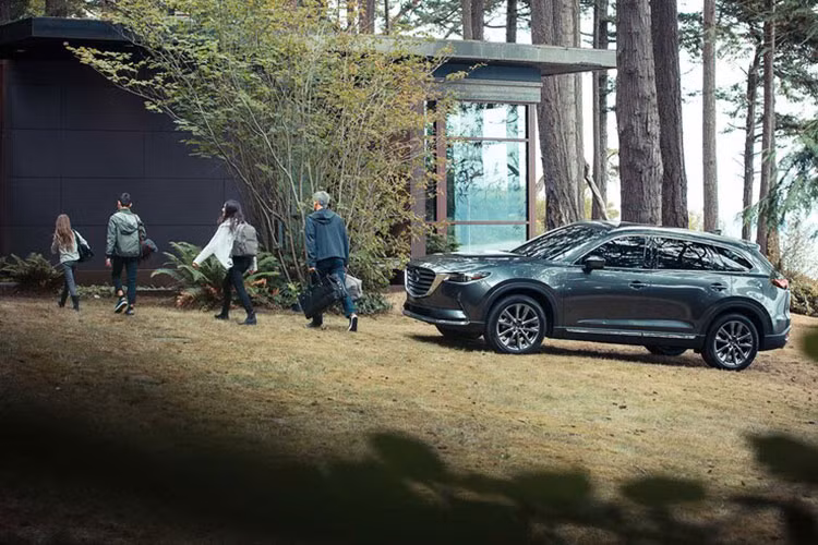 Hệ dẫn động 4 bánh toàn thời gian của xe sẽ đi với tính năng hỗ trợ lực kéo khi off-road. Đây là tính năng mở rộng của hệ thống kiểm soát lực kéo trên xe, có tác dụng hỗ trợ tài xế khi chạy trên địa hình không bằng phẳng. Tương tự phiên bản cũ, Mazda CX-9 2021 tại Malaysia vẫn có hệ thống tự động ngắt máy tạm thời i-Stop và hệ thống kiểm soát gia tốc GVC Plus.