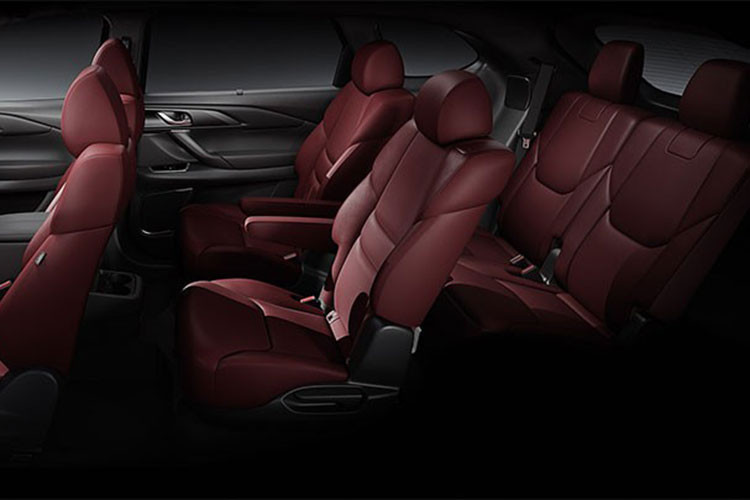 Ngoài ra, Mazda CX-9 2021 tại Malaysia còn có một trang bị mới là sạc điện thoại thông minh không dây. Nếu dùng hộp số tự động SkyActiv-Drive 6 cấp, xe sẽ có thêm lẫy chuyển số sau vô lăng. Những trang bị nội thất khác của Mazda CX-9 2021 tại Malaysia không có gì khác trước. 