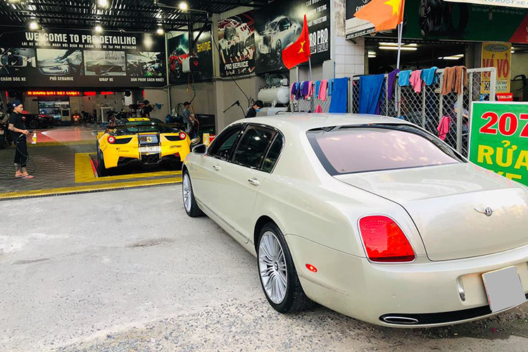 Chiếc xe siêu sang Bentley Continental Flying Spur giá rẻ này đang được rao bán ở mức 2,35 tỷ đồng mang ngoại thất màu trắng ngà đi kèm với nội thất màu đen. Ngoại thất chiếc xe này rất giống với bản Speed như bộ mâm đa chấu hay hốc gió trước chia thành 3 vùng riêng biệt.