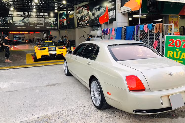 Chiếc xe siêu sang Bentley Continental Flying Spur giá rẻ này đang được rao bán ở mức 2,35 tỷ đồng mang ngoại thất màu trắng ngà đi kèm với nội thất màu đen. Ngoại thất chiếc xe này rất giống với bản Speed như bộ mâm đa chấu hay hốc gió trước chia thành 3 vùng riêng biệt.