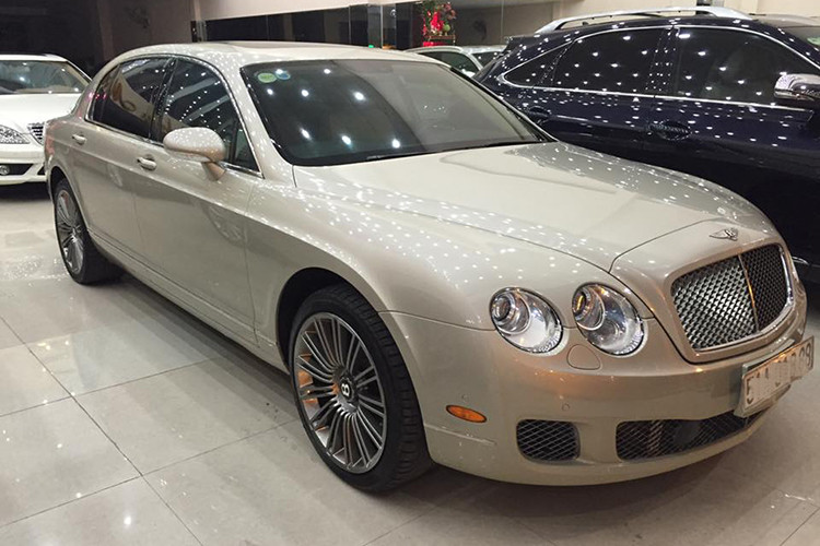 Sức mạnh của động cơ trên kết hợp cùng hộp số ZF 6 cấp tự động, nhờ đó, Bentley Continental Flying Spur Speed chỉ mất khoảng thời gian 4,8 giây để có thể tăng tốc lên 100 km/h từ vị trí xuất phát trước khi đạt vận tốc tối đa 322 km/h.