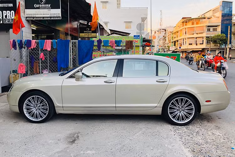 Sau 10 năm có mặt tại thị trường Việt Nam, hiện nay, dòng xe siêu sang Bentley Continental Flying Spur từng một thời là niềm mơ ước của đại gia Việt đang được chào bán với giá dưới 5,3 tỷ đồng. Có chiếc chỉ được bán với giá "sốc" 2,35 tỷ đồng, tương đương 1 chiếc Audi A6 mới. 