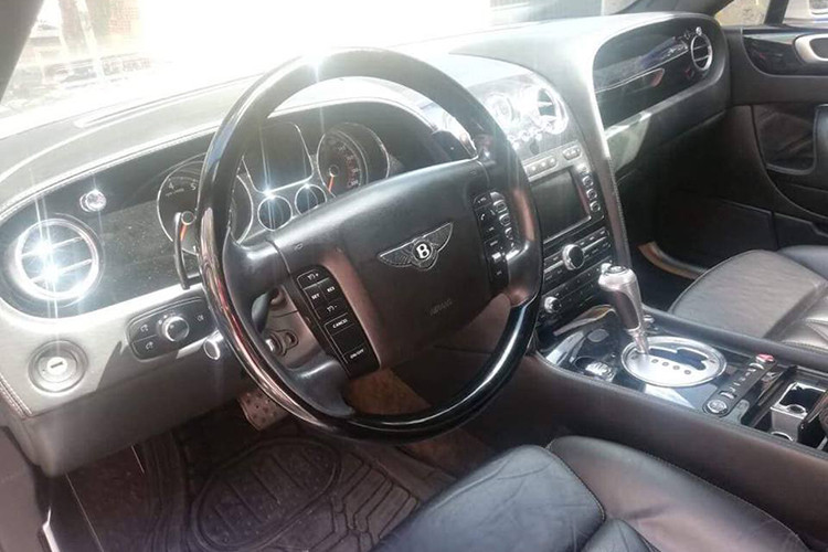 Hiện tại, chiếc xe siêu sang Bentley Continental Flying Spur này đã lăn bánh được quãng đường dài hơn 48 nghìn miles, tương đương hơn 77.000 km. Theo thông tin chủ nhân mẫu xe này rao bán, xe được sản xuất từ năm 2007 nhưng đăng ký lần đầu tại Việt Nam là vào năm 2009.