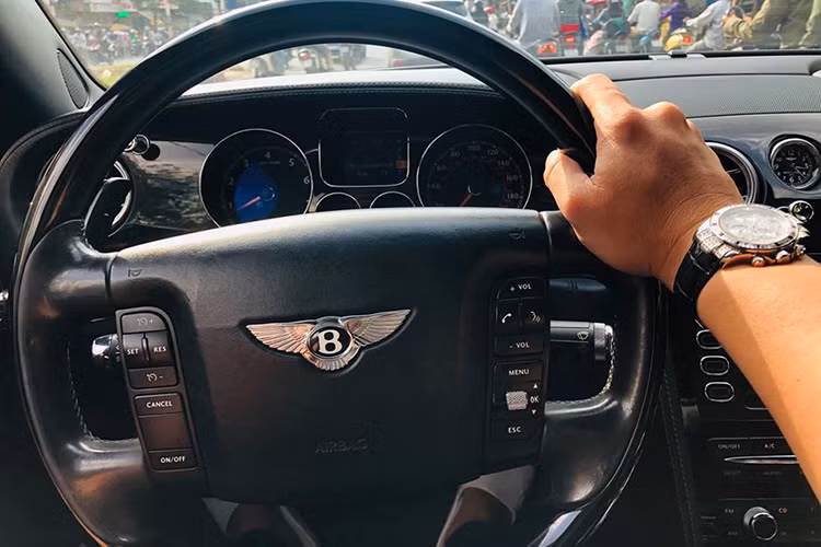 Xe được trang bị vô lăng 4 chấu bọc da, ốp gỗ với các phím bấm tiện ích hữu dụng. Ghế lái bọc da và gỗ cao cấp, đi kèm các đường gân dập nổi, tích hợp hệ thống điện, điều chỉnh điện 14 hướng, ghi nhớ vị trí ngồi.