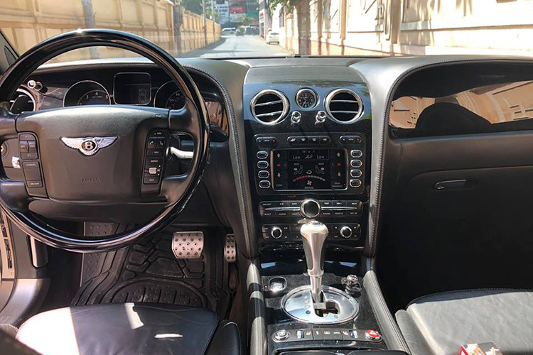 Hàng ghế sau của xe cũng có điều hoà riêng biệt. Ghế ngồi với logo Bentley thêu trên tựa đầu ghế, phần lưng ghế với chỉ khâu hình quả trám. Trang bị giải trí gồm màn hình 8 inch, hệ thống âm thanh cao cấp với ổ CD/DVD dành cho Bentley, camera lùi, rèm che nắng chỉnh điện...