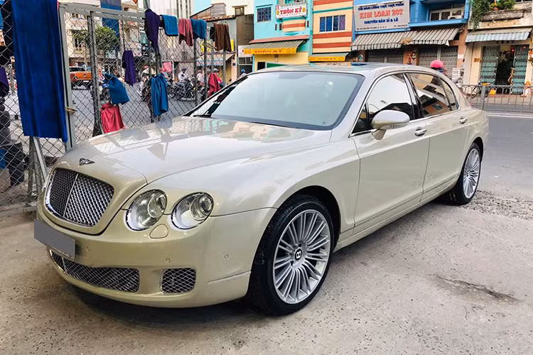 Những chiếc xe siêu sang như Bentley Continental Flying Spur cũ hay Rolls-Royce Phantom khi cập bến Việt Nam vào năm 2009 đã gây choáng giới truyền thông về độ chịu chơi của nhà giàu Việt. Giá bán cho mẫu xe này khi đó thuộc dạng đắt đỏ và không dưới 10 tỷ đồng.