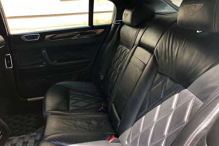 Nếu đúng chiếc Bentley Continental Flying Spur đang được chào bán 2,35 tỷ đồng là phiên bản Speed, mẫu xe này sẽ được trang bị khối động cơ "huỷ diệt" W12, tăng áp kép danh tiếng lấy từ chiếc Coupe hạng sang Bentley Continental GT Speed.