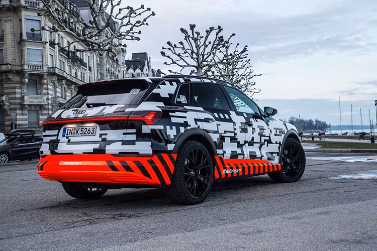 Về ngoại hình, mẫu xe SUV Audi e-tron chạy điện mang trên mình bộ lưới tản nhiệt Singleframe đặc trưng của Audi, đèn pha LED, hệ thống đèn định vị ban ngày LED trông có vẻ phức tạp và đèn hậu LED liền khối.