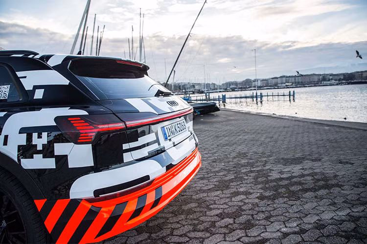 Dựa vào bản thử nghiệm, mẫu xe điện này sở hữu thiết kế ngoại thất khá bắt mắt và nội thất đậm chất công nghệ cao. Bên trong khoang cabin, Audi áp dụng khá nhiều chi tiết hiển thị điện tử ví dụ như cụm đồng hồ trước mặt người lái và màn hình giải trí lớn nằm trên một màn hình nhỏ hơn để chỉnh điều hòa, các chức năng tiện nghi và nhập văn bản.