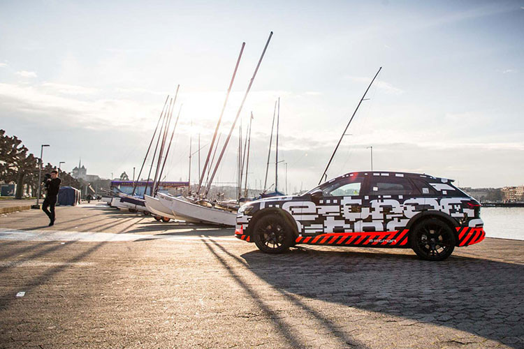 Thậm chí, SUV điện Audi e-tron có cả tùy chọn trang bị màn hình OLED kích thước 7 inch nằm cạnh tay nắm cửa trước thay thế cho gương chiếu hậu truyền thống. Với trang bị này, người lái có thể lựa chọn 3 chế độ hiển thị hình ảnh trong hệ thống MMI theo từng trường hợp.