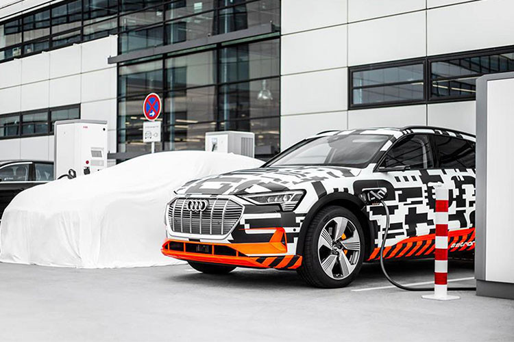 Xe ôtô điện Audi e-tron (phát triển dựa trên dòng Q5) sẽ cạnh tranh trực tiếp với các đối thủ như: Mercedes-Benz EQC (phát triển dựa trên dòng GLC) hay sắp tới là BMW iX3 (phát triển dựa trên dòng X3). Audi e-tron được sản xuất hàng loạt tại nhà máy của Audi ở Brussels, Bỉ.