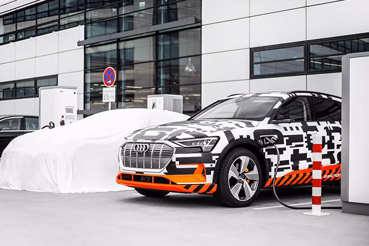 Xe ôtô điện Audi e-tron (phát triển dựa trên dòng Q5) sẽ cạnh tranh trực tiếp với các đối thủ như: Mercedes-Benz EQC (phát triển dựa trên dòng GLC) hay sắp tới là BMW iX3 (phát triển dựa trên dòng X3). Audi e-tron được sản xuất hàng loạt tại nhà máy của Audi ở Brussels, Bỉ.