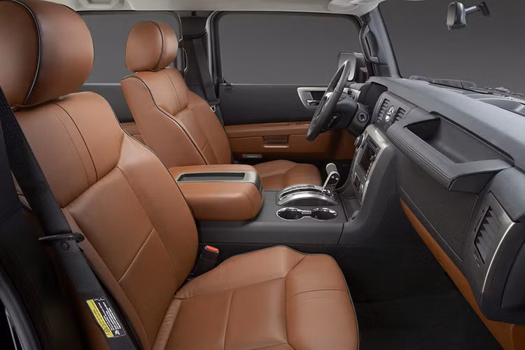 Nội thất cũng bao gồm đồ trang trí bằng nhôm và hệ thống nút điều khiển hệ thống âm thanh, điều hòa ở hàng ghế thứ 2. Hàng ghế thứ 3 có thể ngồi thêm 2 người. Hệ thống giải trí gồm đầu đọc DVD và dàn âm thanh Bose cao cấp là trang bị tiêu chuẩn. 