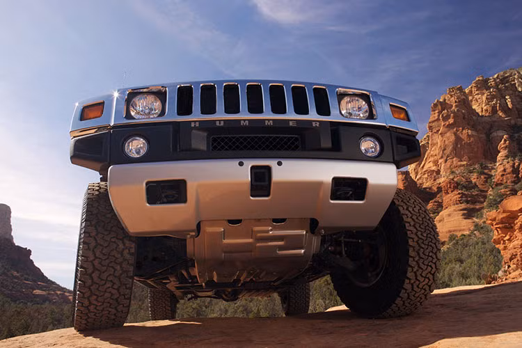 Với vóc dáng mạnh mẽ, bộ la-zăng đồ sộ, nội thất rộng rãi cùng nhiều trang bị tiện dụng, Hummer H2 luôn được liệt vào hàng ngũ những chiến binh địa hình cừ khôi nhất thế giới.