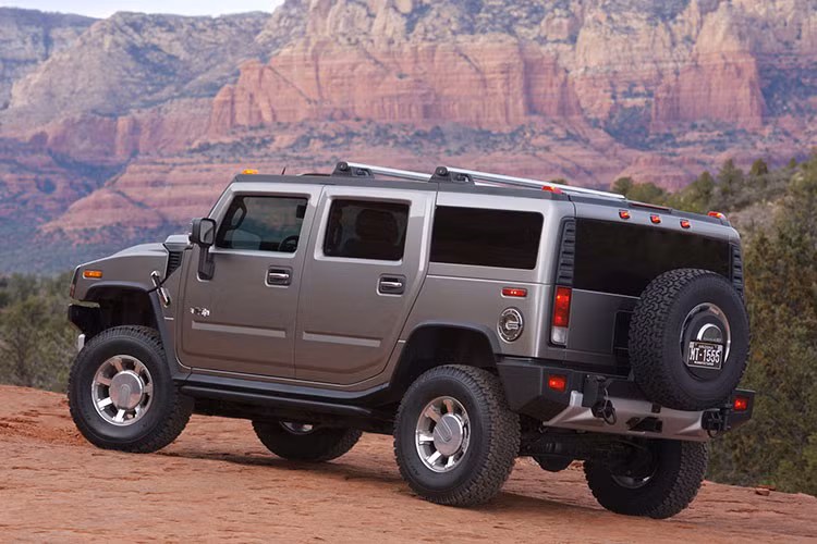 Tuy nhiên, "anh chàng cao, to" này còn có những cái tên nữa như: Vua uống xăng, kẻ nghiện xăng....vì khả năng tiêu tốn 28l/100km.