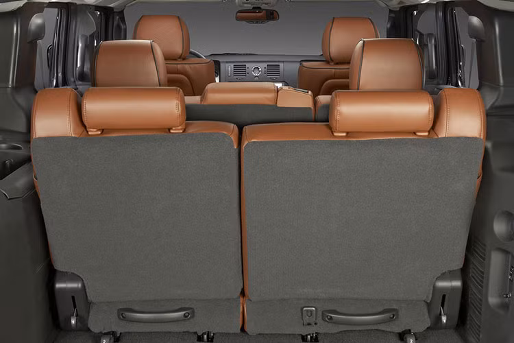 Bộ ghế khổ to và ôm người cùng khoảng để chân rộng của Hummer H2 là ưu điểm mà những mẫu SUV khác không có. Ghế được điều chỉnh bằng điện và có thêm chế độ sưởi cùng chất liệu da mềm cao cấp màu vàng cát.