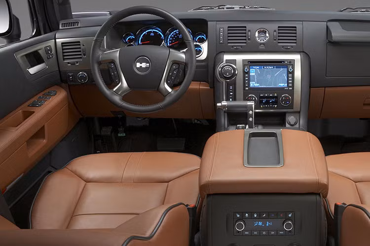 Bước vào nội thất Hummer H2, bạn sẽ ngỡ như mình đang ngồi trong khoang lái một chiếc máy bay khi nó được trang bị hàng loạt những thiết bị hiện đại, chau truốt và mang tính giải trí cao.