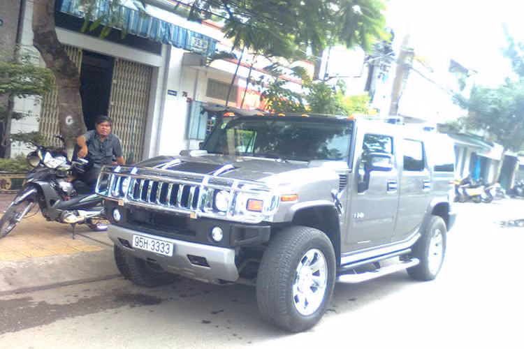 Phan Bá Tòng cũng được nhiều người biết đến như đại gia Cà Mau. Bị can từng sỡ hữu siêu xe Hummer H2 biển số 95H-3333 được nhập từ Mỹ để đi giao tế và chiếc xe Toyota Carmy biển số 95H-9999.