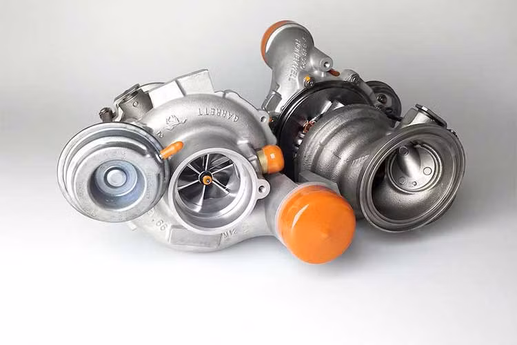 G-Power đem tới cho khách hàng 3 sự lựa chọn nâng cấp động cơ. Ở cấp độ đầu tiên Stage 1, hãng chỉ đơn giản can thiệp tới bộ điều khiển động cơ bằng phần mềm Bi-Tronik để giúp khối máy V8 4.4l tăng áp kép nâng từ 567 mã lực/750Nm lên thành 641 mã lực/850Nm. Ngay cả ở cấp độ đầu tiên này, G-Power đã khiến cho X5M có thể đạt hiệu suất động cơ ngang với siêu xe Lamborghini Urus.