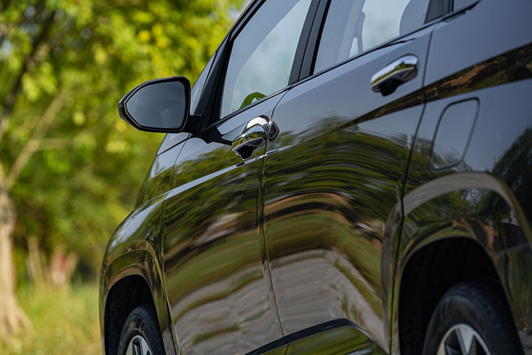 Ở phía sau, cụm đèn hậu tạo hình tam giác, kết hợp với kính chắn gió phía sau và được nối liền với nhau thông qua một thanh đèn LED tạo thành logo chữ H khổng lồ di động, giống như một số mẫu xe anh em gần đây trong gia đình Hyundai.