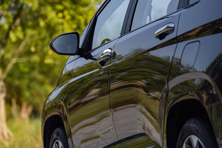 Ở phía sau, cụm đèn hậu tạo hình tam giác, kết hợp với kính chắn gió phía sau và được nối liền với nhau thông qua một thanh đèn LED tạo thành logo chữ H khổng lồ di động, giống như một số mẫu xe anh em gần đây trong gia đình Hyundai.