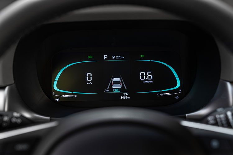 Đây cũng là chiếc xe tiên phong trong phân khúc với sạc không dây chuẩn Qi tích hợp hệ thống làm mát giúp cải thiện công suất sạc lên đến 10W, đồng thời làm giảm tình trạng nóng máy điện thoại trong quá trình sạc. Xe cũng là chiếc xe đầu tiên trong phân khúc hỗ trợ Apple Carplay/Android Auto không dây, trang bị hệ thống âm thanh Bose cao cấp với 8 loa và amply rời.