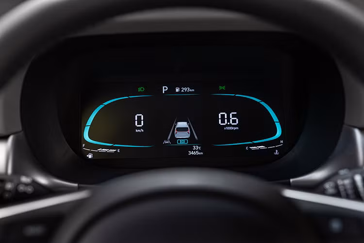 Đây cũng là chiếc xe tiên phong trong phân khúc với sạc không dây chuẩn Qi tích hợp hệ thống làm mát giúp cải thiện công suất sạc lên đến 10W, đồng thời làm giảm tình trạng nóng máy điện thoại trong quá trình sạc. Xe cũng là chiếc xe đầu tiên trong phân khúc hỗ trợ Apple Carplay/Android Auto không dây, trang bị hệ thống âm thanh Bose cao cấp với 8 loa và amply rời.