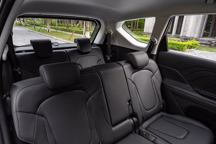 Hyundai Stargazer đươc trang bị nút bấm khởi động Start/Stop Engine cùng chìa khóa thông minh kèm chức năng khởi động từ xa thông qua một nút bấm trên chìa khóa. Hệ thống điều hòa tự động với khả năng làm mát nhanh và sâu, kết hợp cùng cửa gió cho hàng ghế sau. Vô lăng xe tích hợp các nút điều khiển thông số cài đặt, chuyển nhạc, nhận cuộc gọi đảm bảo tính tiện lợi và an toàn khi vận hành.