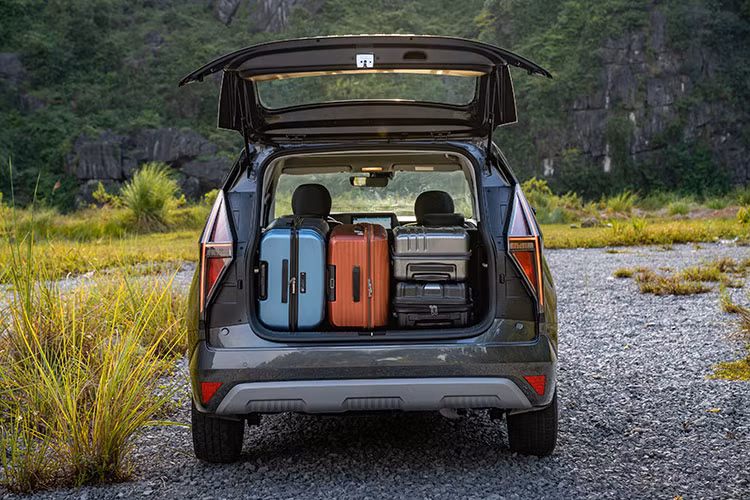 Hyundai Stargazer được phân phối tại Việt Nam trang bị động cơ xăng hút khí tự nhiên, cỗ máy Smartstream G 1.5L mới, công suất 115 mã lực tại 6.300 vòng/phút, mô-men xoắn cực đại 144 Nm tại 4.500 vòng/phút. Khối động cơ này được trang bị kim phun kép, tích hợp hệ thống quản lí nhiệt thông minh, công nghệ cam thông minh CVVT cùng bơm nhiên liệu áp suất biến thiên.