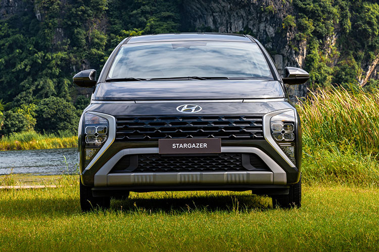 Hyundai Stargazer có kích thước Dài x Rộng x Cao tương ứng 4.460 x 1.780 x 1.695 (mm) cùng khoảng sáng gầm xe 185 (mm). Chiếc xe mang cảm hứng thiết kế từ mẫu MPV đàn anh Staria với phần đầu xe nổi bật với thanh đèn LED trải dài toàn chiều rộng, trong khi ở phía dưới là cụm đèn pha full LED được thiết kế tách rời khá lớn chiếm gần hết cản trước. 