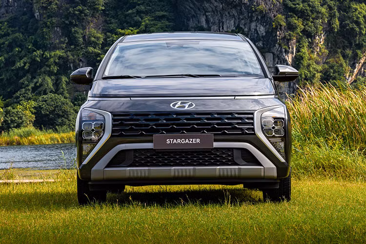 Hyundai Stargazer có kích thước Dài x Rộng x Cao tương ứng 4.460 x 1.780 x 1.695 (mm) cùng khoảng sáng gầm xe 185 (mm). Chiếc xe mang cảm hứng thiết kế từ mẫu MPV đàn anh Staria với phần đầu xe nổi bật với thanh đèn LED trải dài toàn chiều rộng, trong khi ở phía dưới là cụm đèn pha full LED được thiết kế tách rời khá lớn chiếm gần hết cản trước. 