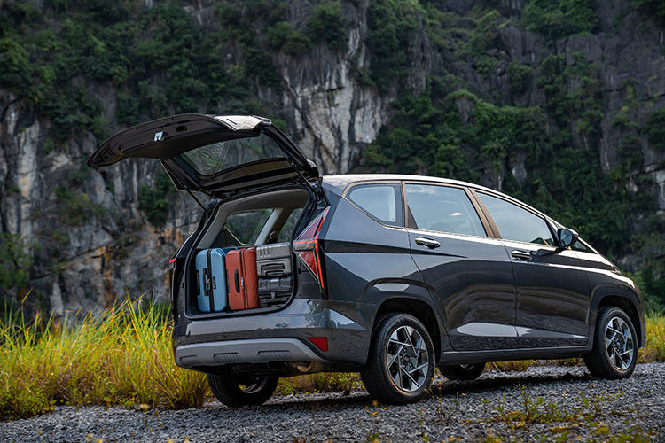 Xe được trang bị điều khiển hành trình Cruise Control, đèn chiếu sáng tự động, giới hạn tốc độ MSLA, cảm biến áp suất lốp TPMS, camera lùi, cảm biến lùi… Stargazer chăm chút đặc biệt với từng vị trí trên xe khi tất cả chỗ ngồi đều được trang bị cổng sạc USB và khay để đồ, đem đến một không gian tiện nghi bậc nhất trong phân khúc. Tổng cộng, có đến 31 vị trí để chứa đồ dành cho hành khách trên xe.