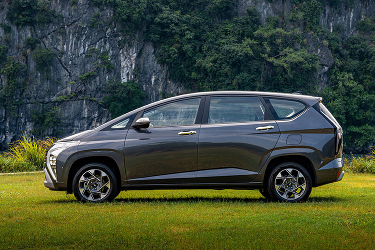 Tổng thể thiết kế, mẫu xe MPV Hyundai Stargazer tỏ ra khá táo bạo khi kính chắn gió được thiết kế vát liền mạch với nắp capo kéo dài ra xuyên suốt tổng thể xe. Điều này làm nên một thiết kế khí động học rất tốt, hệ số cản gió của xe đạt mức 0,32Cd, thấp nhất trong phân khúc. Đồng thời, thiết kế này mang đến cho xe phong cách độc đáo đến từ tương lai.