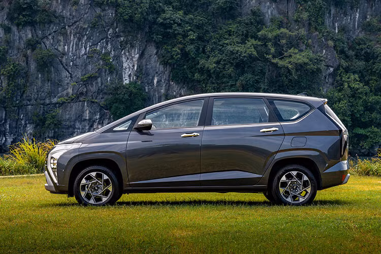 Tổng thể thiết kế, mẫu xe MPV Hyundai Stargazer tỏ ra khá táo bạo khi kính chắn gió được thiết kế vát liền mạch với nắp capo kéo dài ra xuyên suốt tổng thể xe. Điều này làm nên một thiết kế khí động học rất tốt, hệ số cản gió của xe đạt mức 0,32Cd, thấp nhất trong phân khúc. Đồng thời, thiết kế này mang đến cho xe phong cách độc đáo đến từ tương lai.