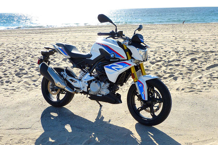 Bên cạnh đó, xe vẫn sử dụng cặp vành đúc thể thao 17 inch, đi kèm hệ thống phanh đĩa ở cả trước và sau, tích hợp chống bó cứng phanh ABS.