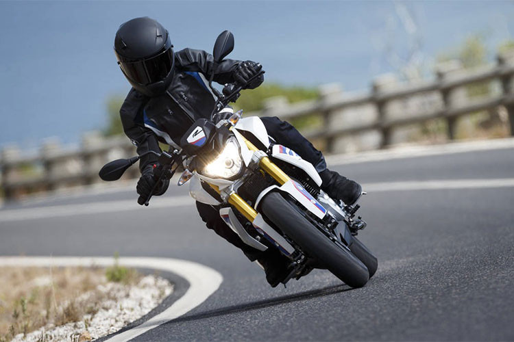 Hiện BMW vẫn chưa công bố giá bán của G310R và G310GS 2019, tuy nhiên dự kiến giá xe vẫn sẽ được giữ nguyên so với bản hiện tại. Hiện mẫu xe BMW G310R và BMW G310GS đang được BMW Motorrad Việt Nam bán ra với giá lần lượt là 189 triệu và 219 triệu đồng.