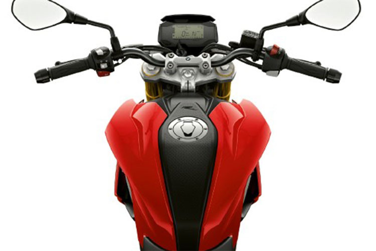 Ngoài bổ sung trên, G310R 2019 vẫn giữ nguyên thiết kế và trang bị như BMW G310R 2018. Cụ thể, BMW G310R 2019 vẫn sở hữu ngoại hình cơ bắp với nhiều đường gân nổi ở bình xăng, cánh góp và ốp đèn pha.