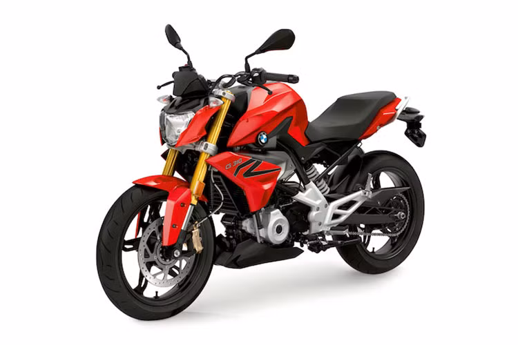 Đèn pha của BMW G310R 2019 vẫn được trang bị đèn pha đơn có thiết kế lồi và đèn phanh có hình dạng khá đơn giản. Đáng chú ý nhất trên xe chính là cặp phuộc trước hành trình ngược màu vàng óng, trong khi đó giảm xóc sau là loại lò xo trụ đơn.