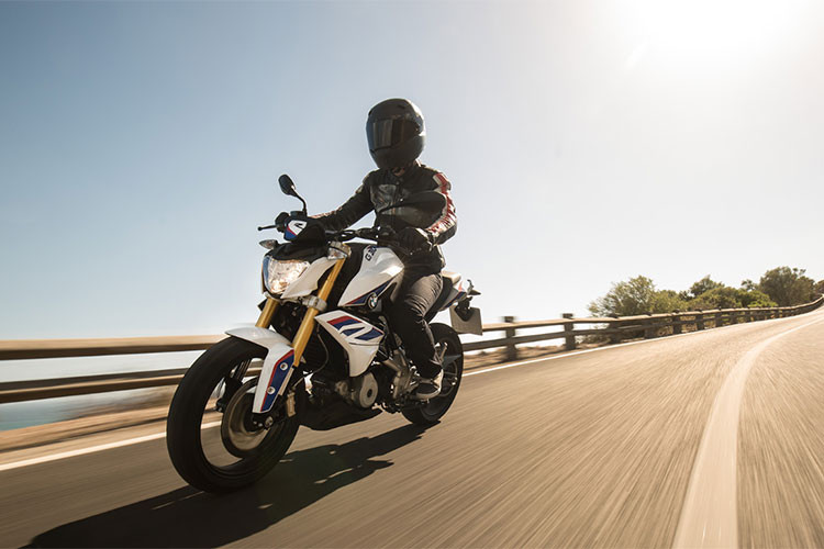 Cả hai mẫu BMW G310R và BMW G310GS phiên bản nâng cấp 2019 này cũng vẫn được trang bị động cơ xylanh đơn, dung tích 313cc, làm mát dung dịch, sản sinh công suất 34 mã lực tại tua máy 9.500 vòng/phút và mômen xoắn cực đại 28,5 Nm tại tua máy 7.500 vòng/phút. 