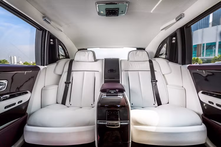 Có rất nhiều tuỳ chọn trang trí và tiện nghi bên trong chiếc siêu xe sang này bao gồm trần xe "ngàn sao" và gói minibar cho hàng ghế sau, với ly uống whisky và một decanter. Thay đổi về nội thất không chỉ nằm ở hình thức, mà còn ở sâu bên trong, vì các kỹ sư của Rolls-Royce muốn Phantom thế hệ thứ 8 là mẫu xe yên tĩnh nhất thế giới.