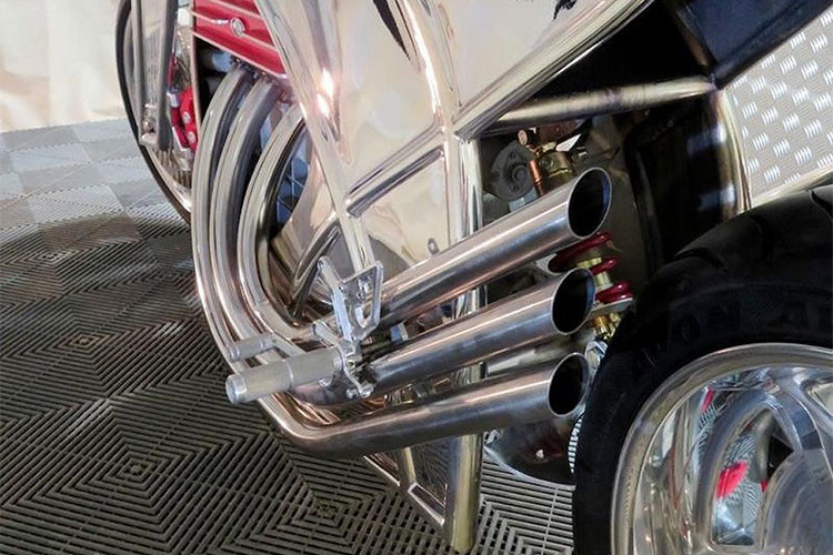 Lúc đầu, Phil Bevan dự định sẽ sử dụng khối động cơ hàng khủng V10 2.0L sản sinh công suất 300 mã lực được thửa từ siêu xe yểu mệnh Connaught. Khối động cơ này được Phil Bevan lựa chọn vì góc chữ V của nó thuộc loại hẹp nhất trong các loại động cơ chữ V hiện nay, thích hợp để trang bị cho một chiếc môtô.