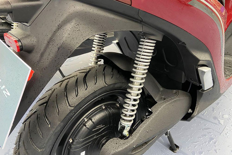 Mâm xe là kiểu 5 chấu với kích thước 14 inch. Thông số này tương đương với Vision. Hệ thống giảm xóc trước là dạng ống lồng và giảm xóc sau dạng lò xo trụ đôi. Xe có phanh đĩa ở bánh trước và phanh tang trống ở bánh sau. Chiều cao yên là 770 mm, cao hơn 9 mm so với Vision tiêu chuẩn. Dưới yên xe là cốp có dung tích 20 lít.