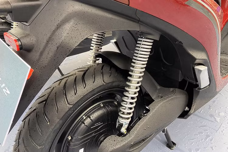 Mâm xe là kiểu 5 chấu với kích thước 14 inch. Thông số này tương đương với Vision. Hệ thống giảm xóc trước là dạng ống lồng và giảm xóc sau dạng lò xo trụ đôi. Xe có phanh đĩa ở bánh trước và phanh tang trống ở bánh sau. Chiều cao yên là 770 mm, cao hơn 9 mm so với Vision tiêu chuẩn. Dưới yên xe là cốp có dung tích 20 lít.