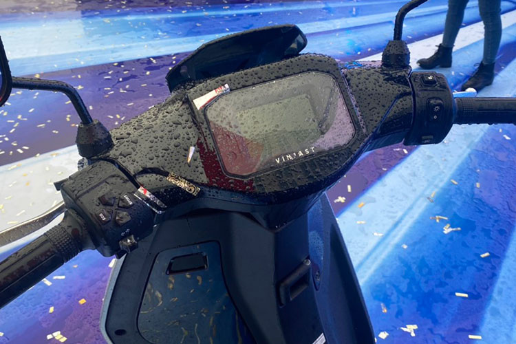 Điểm nổi bật nhất của chiếc xe máy điện VinFast Theon bao gồm những trang bị như đèn bi LED projector ở phía trước, đèn DLR hình chữ V cách điệu đẹp mắt. Hệ thống đồng hồ của xe dạng màn hình LCD màu, kết nối được với điện thoại thông minh.