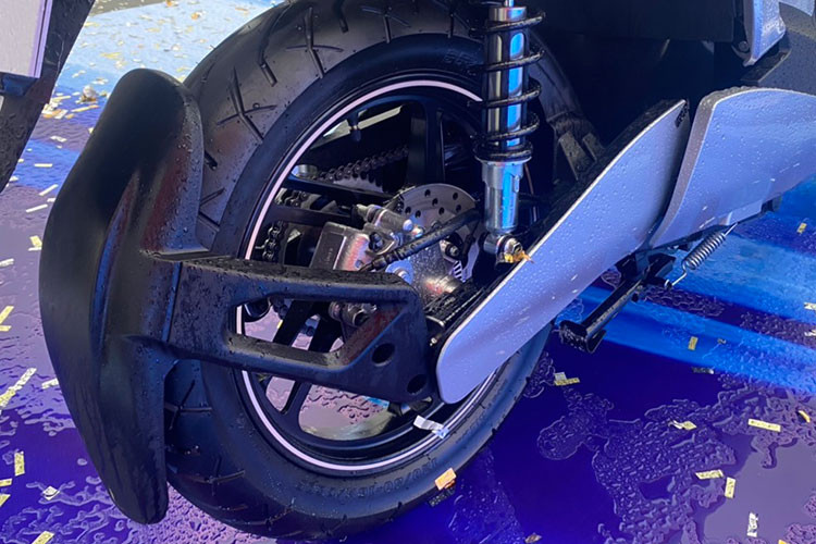 Điểm đáng chú ý ở công nghệ an toàn là mẫu xe máy điện VinFast Theon hoàn toàn mới này chính là phanh chống bó cứng (ABS) cho cả 2 bánh. Hiện nay trên thị trường chỉ có Honda SH và Piaggio Medley là những mẫu scooter có trang bị an toàn tương tự.