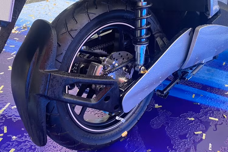 Điểm đáng chú ý ở công nghệ an toàn là mẫu xe máy điện VinFast Theon hoàn toàn mới này chính là phanh chống bó cứng (ABS) cho cả 2 bánh. Hiện nay trên thị trường chỉ có Honda SH và Piaggio Medley là những mẫu scooter có trang bị an toàn tương tự.