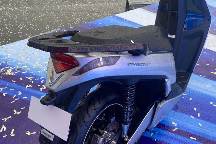 Điện thoại kết nối với VinFast Theon không chỉ để cài ứng dụng theo dõi xe mà còn được sử dụng để mở khoá nổ máy. Khoá xe là loại smartkey, có định vị và khoá cổ từ xa (ngoài ra, xe còn có thể sử dụng e-sim như một thiết bị để định vị và liên lạc với điện thoại thông minh khác).