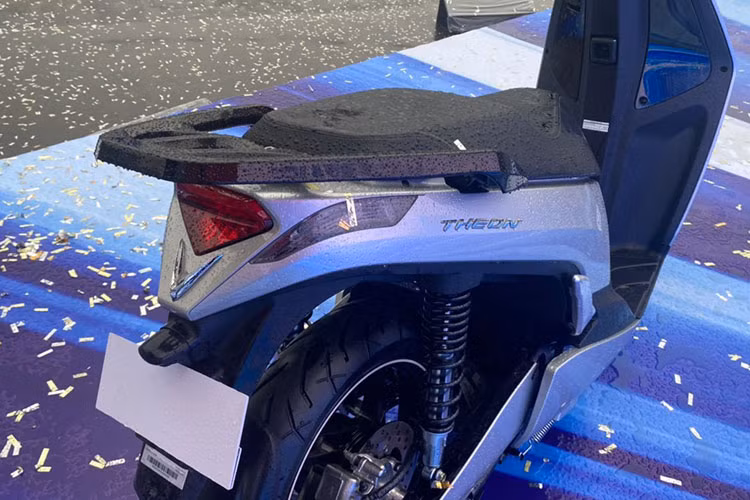 Điện thoại kết nối với VinFast Theon không chỉ để cài ứng dụng theo dõi xe mà còn được sử dụng để mở khoá nổ máy. Khoá xe là loại smartkey, có định vị và khoá cổ từ xa (ngoài ra, xe còn có thể sử dụng e-sim như một thiết bị để định vị và liên lạc với điện thoại thông minh khác).